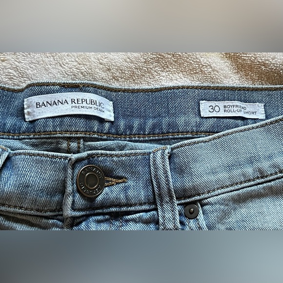- Banana Republic Boyfriend Roll-Up Shorts Distressing Light Blue Size 30 - Picture 3 of 10